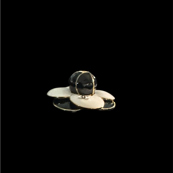 CHANEL Black and White Brooch Elegant Jewelry - Picture 1 of 4